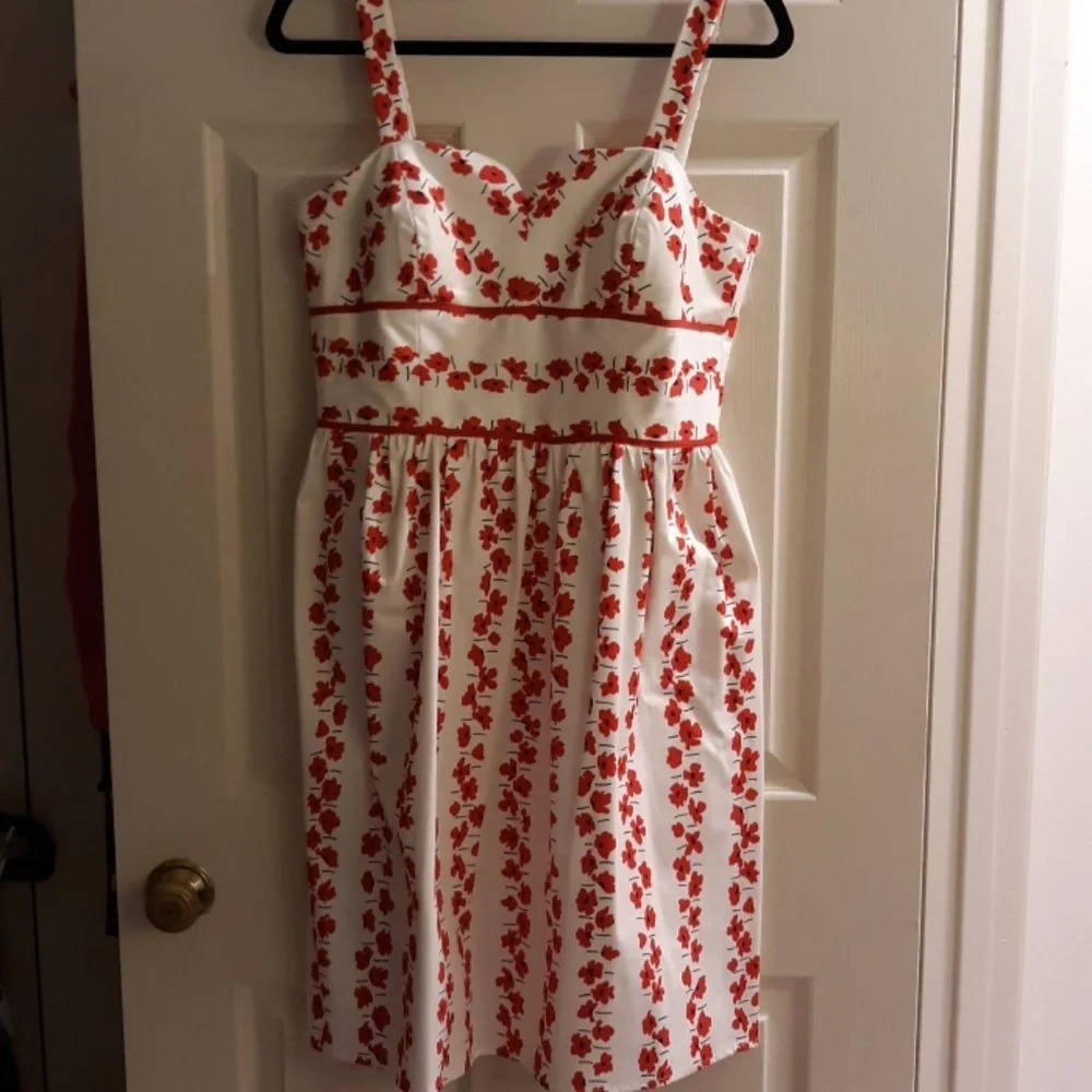 Madison Leigh White And Red Floral Dress In Size 10P (Petite)